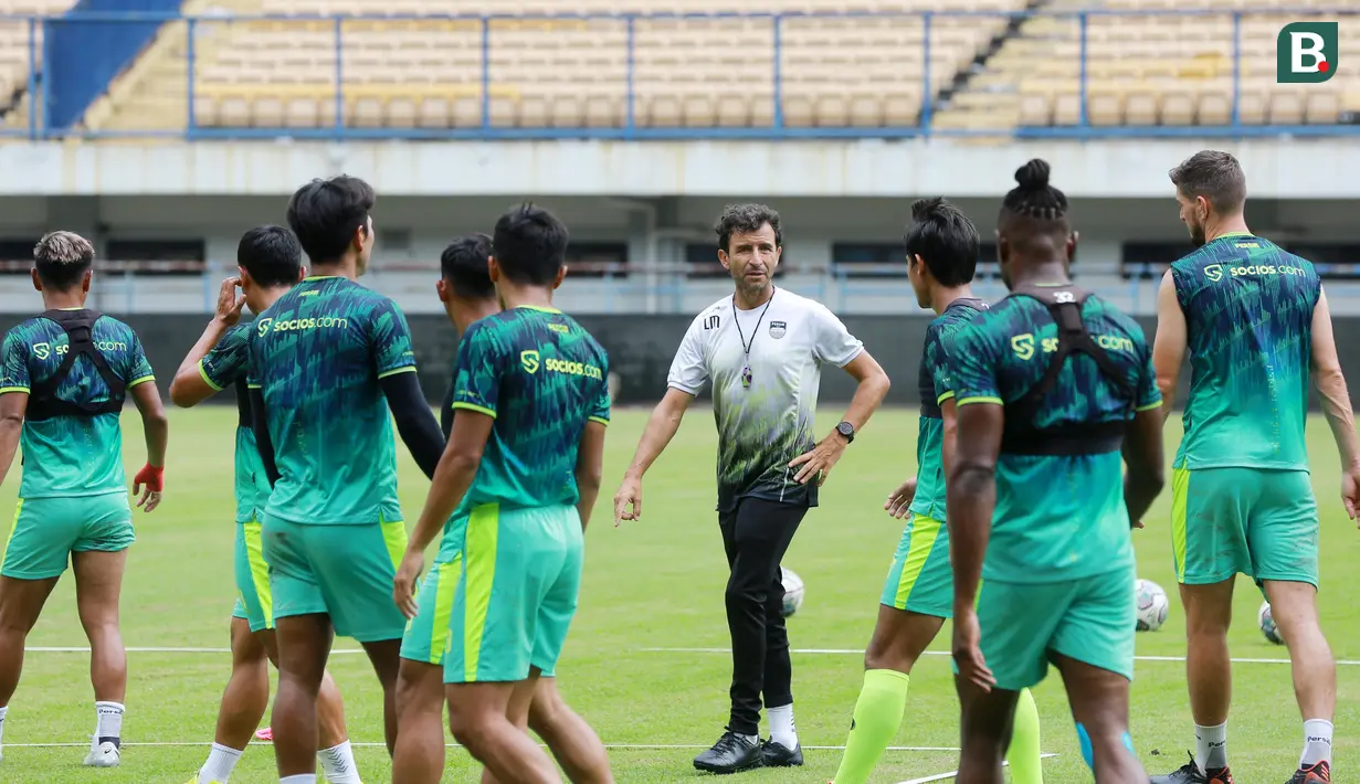 Pelatih Persib Bandung, Luis Milla, memberikan arahan kepada anak asuhnya saat sesi latihan di Stadion Gelora Bandung Lautan Api (GBLA), Bandung, Selasa (11/10/2022). (Bola.com/M Iqbal Ichsan)
