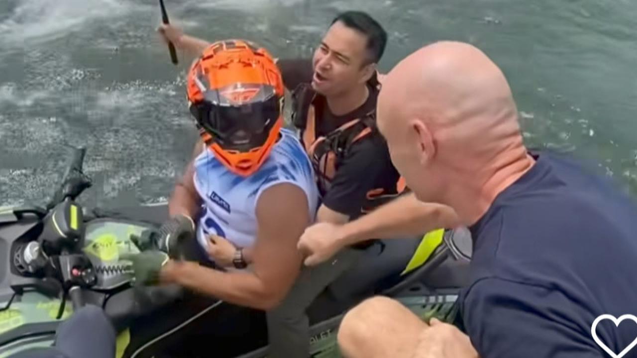 Potret Raffi Ahmad Ajak Ariel CS Main Jet Ski di Danau Toba Tuai Pujian, Desta Disorot Karena Pakai Payung Sendiri