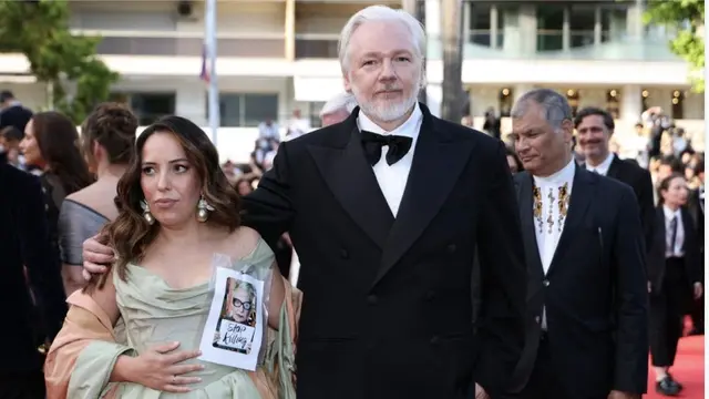 Bos WikiLeaks Pakai Kaus Bertuliskan Nama Ribuan Anak Gaza Korban Kekejaman Israel di Festival Film Cannes 2025. (Sameer AL-DOUMY / AFP)