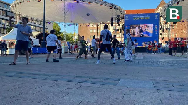 Sekumpulan remaja asyik main juggling bola di fan zone Euro 2024 di Friedensplatz, Dortmund