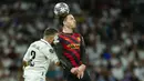 <p>Gelandang Manchester City, Jack Grealish berebut bola udara dengan bek Real Madrid, Dani Carvajal selama pertandingan leg pertama semifinal Liga Champions di stadion Santiago Bernabeu di Madrid, Spanyol, Selasa, 9 Mei 2023. (AP Photo/Jose Breton)</p>