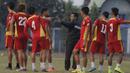 Pelatih Mitra Kukar, Jafri Sastra memimpin latihan jelang laga perebutan juara ketiga Piala Presiden melawan Arema Cronus di Lapangan Bea Cukai, Jakarta, Senin (12/10/2015). (Bola.com/Vitalis Yogi Trisna)