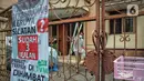 Spanduk meminta pelantikan RT di Meruya di Perumahan TMV Meruya Selatan, Kembangan, Jakarta Barat, Sabtu (26/2/2022). Spanduk berisikan tuntutan warga karena lambatnya Pemprov DKI untuk segera pihak kelurahan Meruya Selatan melantik RT terpilih sejak November 2021. (Liputan6.com/Faizal Fanani)