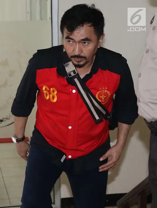 Gatot Brajamusti berjalan menuju ruang sidang di PN Jakarta Selatan, Selasa (24/4). Gatot dianggap melanggar ketentuan Pasal 81 ayat (2) UU Nomor 23 Tahun 2002 tentang Perlindungan Anak juncto Pasal 64 ayat (1) KUHP. (Liputan6.com/Immanuel Antonius)