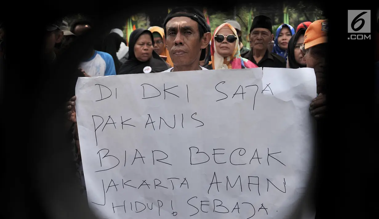 Massa yang tergabung dalam JRMK dan Sebaja menggelar aksi di depan Balai Kota, Jakarta, Senin (23/7).Dalam aksinya, massa menuntut Anies Baswedan melunasi janjinya untuk tetap menjadi Gubernur DKI Jakarta selama lima tahun. (Merdeka.com/Iqbal S. Nugroho)