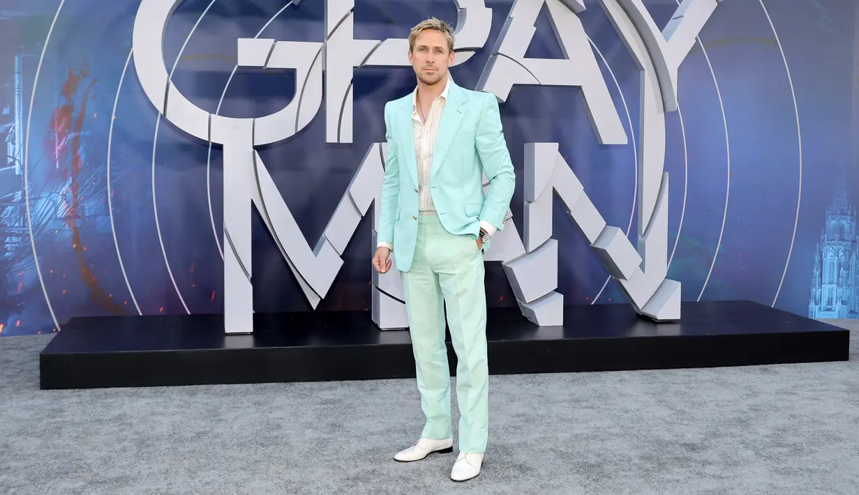 <p>Aktor Ryan Gosling menghadiri pemutaran perdana film The Grey Man di TCL Chinese Theatre, Los Angeles, California, Amerika Serikat, 13 Juli 2022. Aktor berusia 41 tahun ini mengenakan kemeja putih di balik blazernya yang menarik perhatian. (Amy Sussman/Getty Images/AFP)</p>