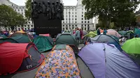 Tenda para aktivis iklim saat mereka berkemah di Westminster, London, Inggris, Selasa (8/10/2019). Polisi melaporkan bahwa mereka telah menangkap lebih dari 300 aktivis pada dua minggu awal protes perubahan iklim. (Ben STANSALL/AFP)