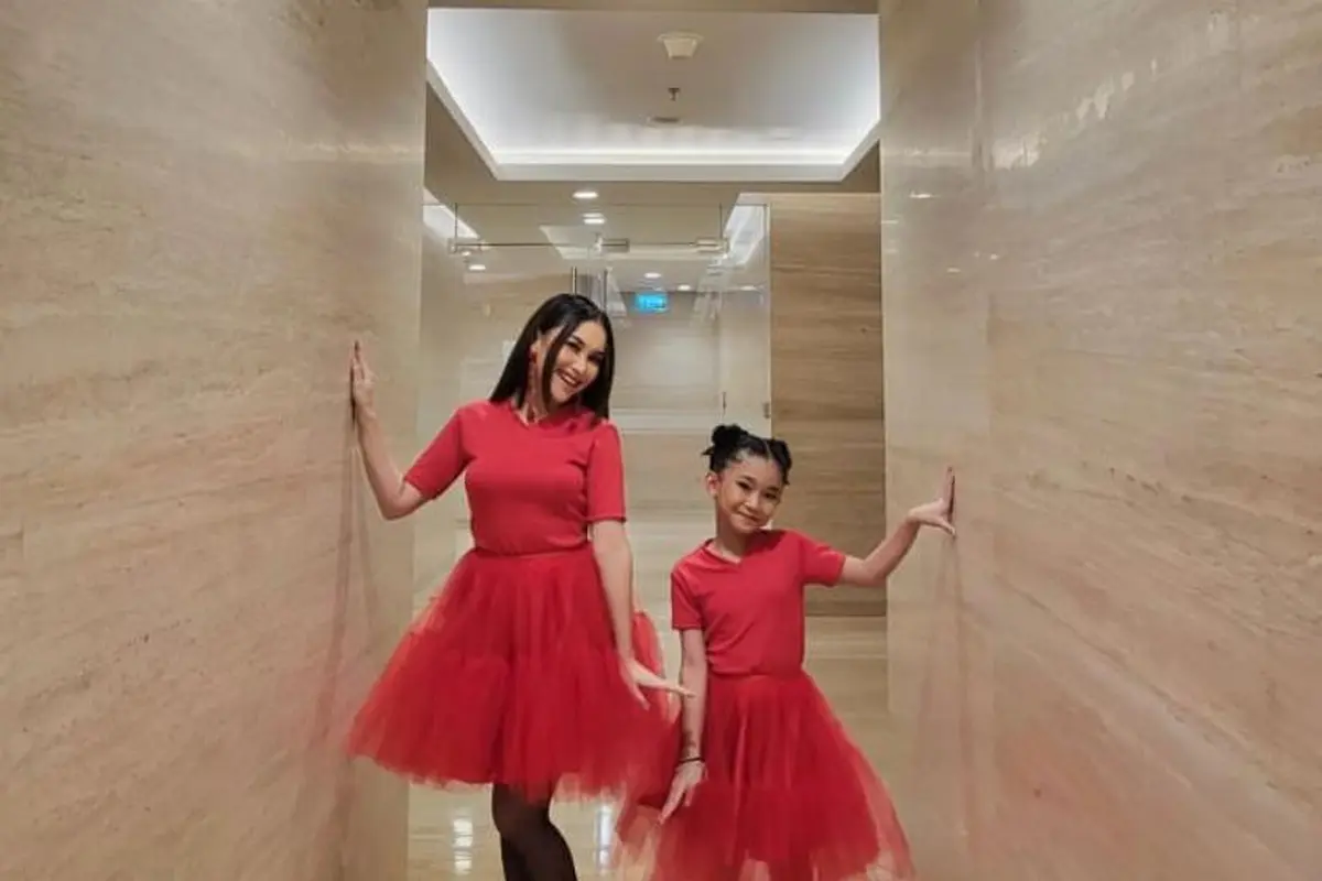 8 Potret Kompak Ayu Ting Ting dan si Bilqis Pakai Baju Kembaran, Bak Pinang Dibelah Dua