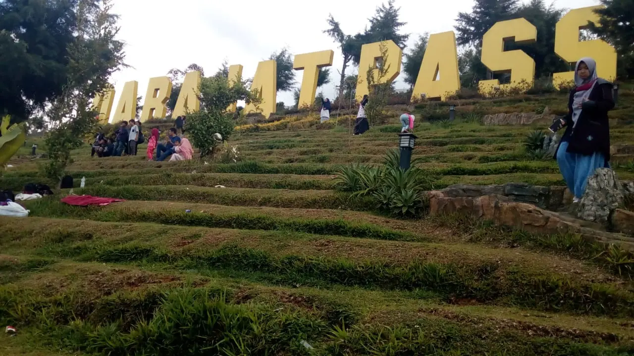 Bukit Darajat. Bagi pengunjung yang sengaja membawa keluarga dalam jumlah besar, rencana botram atau makam bersama bisa digelar di salah satu spot Darajat Pass yang satu ini