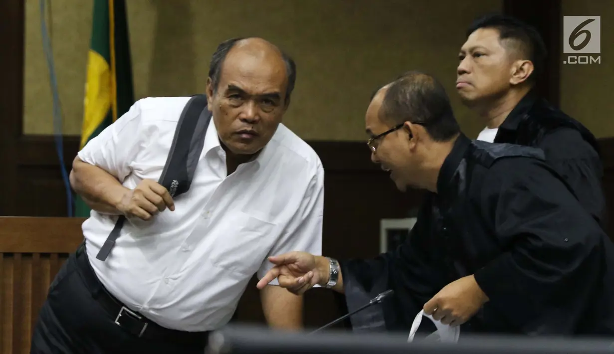 Mantan Dirut Jasindo, Budi Tjahjono (kiri) saat jeda sidang dugaan korupsi komisi fiktif agen PT Asuransi Jasindo dalam pengadaan asuransi pada BP Migas-KKKS 2010-2012 dan 2012-2014 di Pengadilan Tipikor, Jakarta, (16/1). (Liputan6.com/Helmi Fithriansyah)