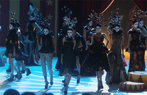 Pemandangan yang tak biasa:  kombinasi fashion show dan sirkus