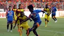 Gelandang Arema Cronus, S Kennedy (ketiga dari kanan) berusaha menembus pertahanan Sriwijaya FC di laga Trofeo Persija yang digelar di Stadion GBK Jakarta, (11/1/2015). (Liputan6.com/Helmi Fithriansyah)