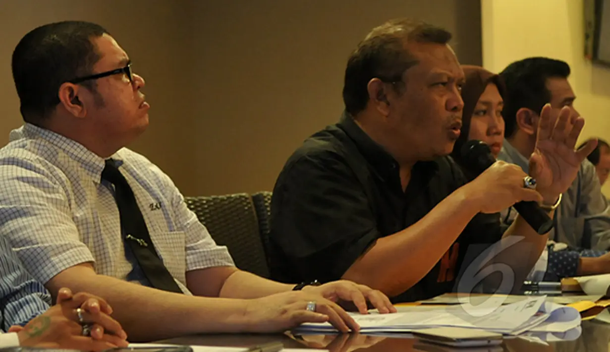 Kuasa Hukum Sutan Bhatoegana, Eggy Sujana (kedua kiri) memberi keterangan terkait pengajuan Praperadilan terhadap KPK, Jakarta, Kamis (26/2). Sutan memastikan akan mengajukan gugatan praperadilan terkait penetapan tersangkanya. (Liputan6.com/Johan Tallo)