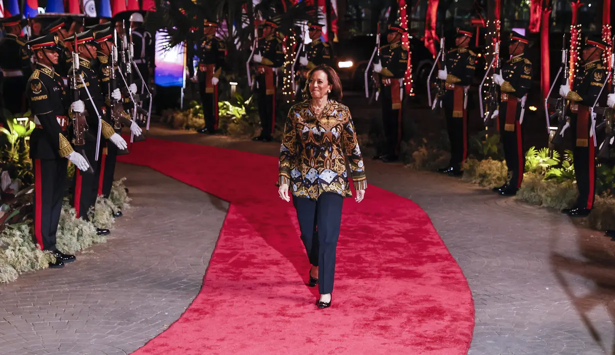 Wakil Presiden AS Kamala Harris tiba untuk menghadiri Gala Dinner KTT ke-43 ASEAN di Hutan Kota GBK, Jakarta, Rabu (6/9/2023). (Mast Irham/Pool Photo via AP)