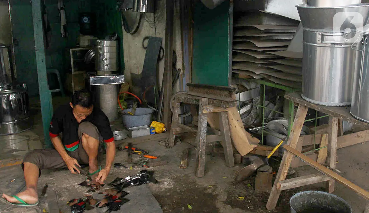 Aktivitas pengrajin perkakas dapur di Pamulang, Tangerang Selatan, Banten  Minggu( 12/1/2020). Perabot tersebut dipasarkan hingga kawasan Jabotabek. (merdeka.com/Arie Basuki)