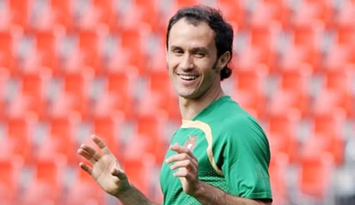 Portuguese defender Ricardo Carvalho jokes with teammates during a training session on June 10, 2008 in Neuchatel. Portugal will play against Czech Republic in group A of the Euro 2008 in Geneva on June 11, 2008. AFP PHOTO / PATRICK HERTZOG