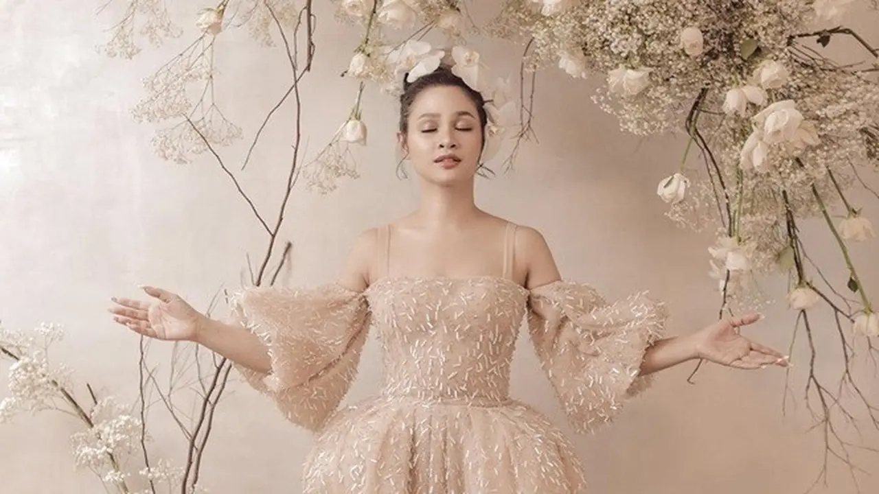 7 Gaya Pemotretan Terbaru Andien dengan Tema Floral, Memesona