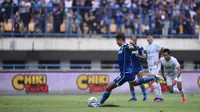 Penyerang Persib Bandung, Ciro Alves, mencetak gol lewat tendangan penalti ke gawang RANS Nusantara FC dalam lanjutan BRI Liga 1 2022/2023,&nbsp;Minggu 4 September 2022. (PERSIB.co.id/Amandeep Rohimah)