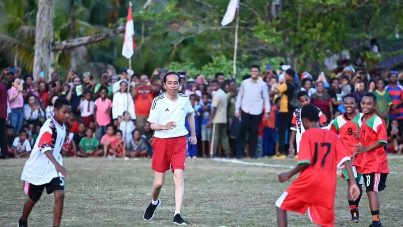Potret Jokowi Tanding Sepak Bola Lawan Pelajar Papua, Sempat Cetak Gol Lalu Berakhir  Seri - ShowBiz Liputan6.com