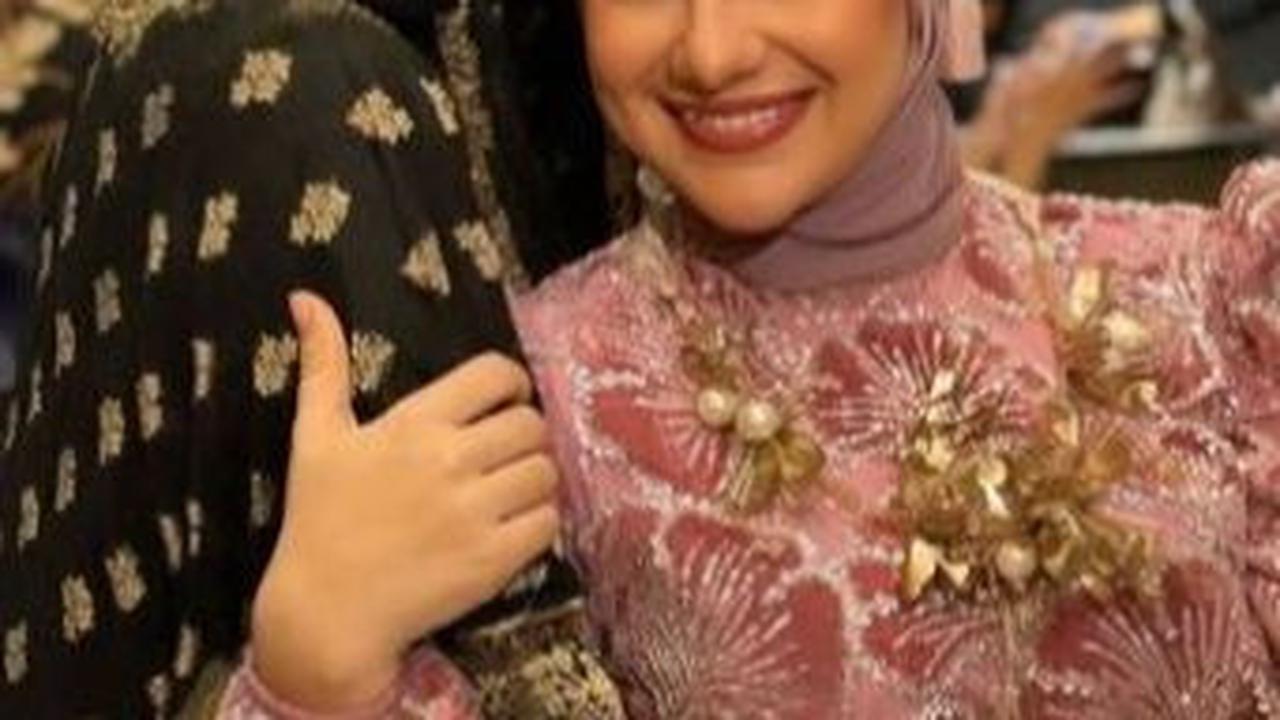 Di malam itu, Irish tampil cantik mengenakan dress pink yang sangat anggun.