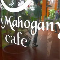 Hari gini masih nongkrong di tempat mainstream? cobain dulu De Mahogany Cafe yang anti mainstream.