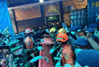 Basarnas serahkan seluruh korban penumpang pesawat ATR 42-500 ke tim DVI Polri. (Liputan6.com/Fauzan)