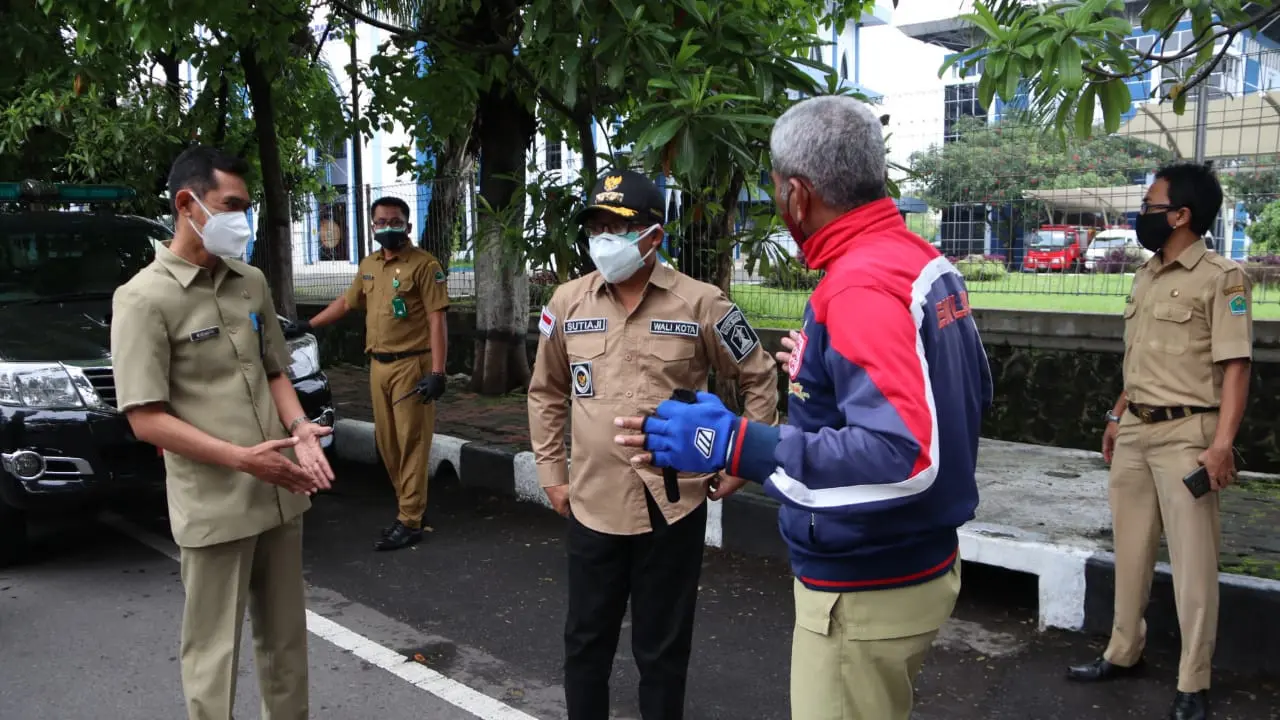 Pulih dari Covid-19 Walikota Sutiaji Sidak Titik Saluran Air Penyebab Banjir