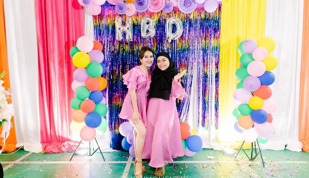 Yang berbeda, ibu dan adiknya mengenakan dress busana muslim lengkap dengan hijab, sedangkan Ayu mengenakan dress mini. Dress yang dikenakan jauh diatas lutuhnya. [Instagram/simplymoment.id]