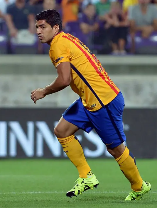 Luis Suarez melakukan selebrasi usai mencetak gol ke gawang Fiorentina pada ajang International Champions Cup (ICC) 2015 di Stadio Artemio Franchi, Senin (3/8/2015). Fiorentina menang atas Barcelona dengan Skor 2-1. (AFP PHOTO/TIZIANA FABI)