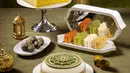 Tak ketinggalan, intip beragam opsi pake hampers ramadan yang telah dikemas apik. Dikurasi secara imajinatif oleh Executive Pastry Chef Lorenzo Sollecito, pilihan hadiah meriah tahun ini hadir dalam kemasan khas Four Seasons. Kombinasi warna elegan hijau zaitun dan putih bersih dipercantik dengan pola bunga yang rumit, yang membangkitkan keajaiban dongeng Timur Tengah. [ Foto : dok Four Seasons Hotel Jakarta ]