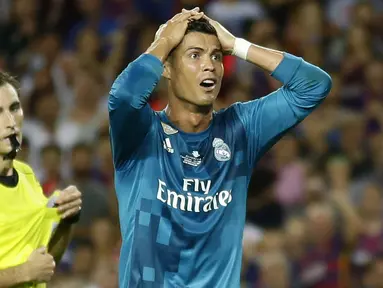 Cristiano Ronaldo, usai diusir wasit, Ronaldo menerima kartu kuning kedua dan secara otomatis menerima kartu merah pada laga Piala Super Spanyol 2017 melawan Barcelona di Camp Nou stadium,Barcelona, (13/8/2017). Real Madrid menang 3-1. (AP/Manu Fernandez)