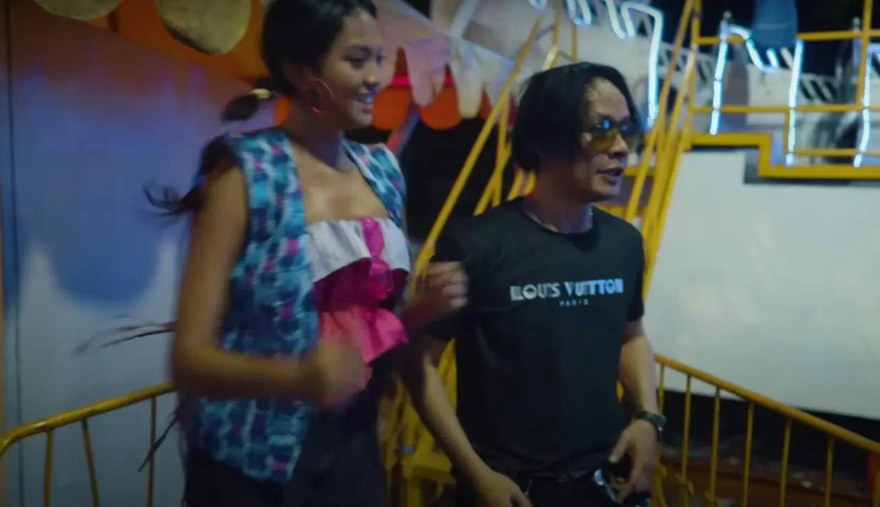 Model Anya Zen putri dari Ratih Sanggarwati yang juga dikenal sebagai kekasih Jerome Kurnia saat tampil di video lineup Synchronize Festival 2022. (Foto: YouTube/demajorsTV)