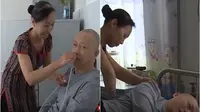 Seorang istri merawat suaminya yang mengalami koma selama 5 tahun hingga sadar (Dok.YouTube/CC Channel)