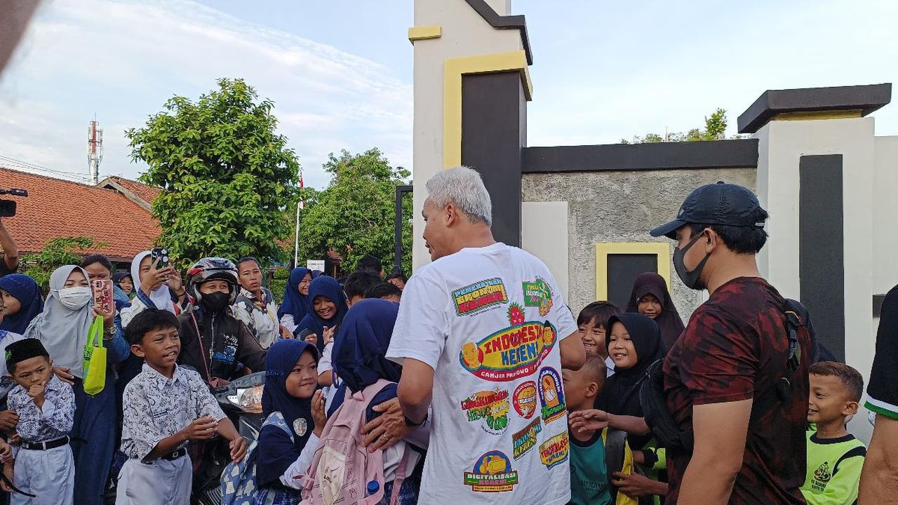 Ganjar juga menitipkan pesan kepada anak-anak sekolah yang ditemuinya.
