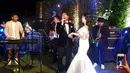 Sammy terlihat menyanyi didampingi istrinya. Seperti diketahui, sebelum menikah, Sammy baru saja meluncurkan single terbarunya berjudul Tulang Tusuk. (Reza/Vidio.com)