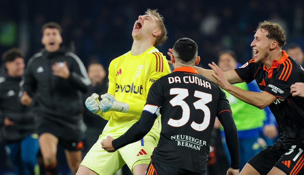 Kiper Como, Jean Butez, merayakan kemenangan bersama rekan setimnya usai mengalahkan Napoli pada laga perempat final Coppa Italia di Stadion Diego Armando Maradona, Rabu (11/2/2026). (Alessandro Garofalo/LaPresse via AP)