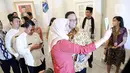 Gubernur DKI Jakarta Anies Baswedan foto bersama Aparatur Sipil Negara (ASN) di Balai Kota DKI Jakarta, Jumat (14/10/2022). Di hari terakhir menjabat sebagai Gubernur DKI Jakarta, Anies Baswedan menyempatkan diri untuk menyapa ASN di Balai Kota. (Liputan6.com/Faizal Fanani)