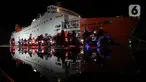 Pemudik yang menggunakan sepeda motor antre untuk menaiki kapal di Pelabuhan Ciwandan, Banten, Kamis (27/3/2025). (Liputan6.com/Herman Zakharia)