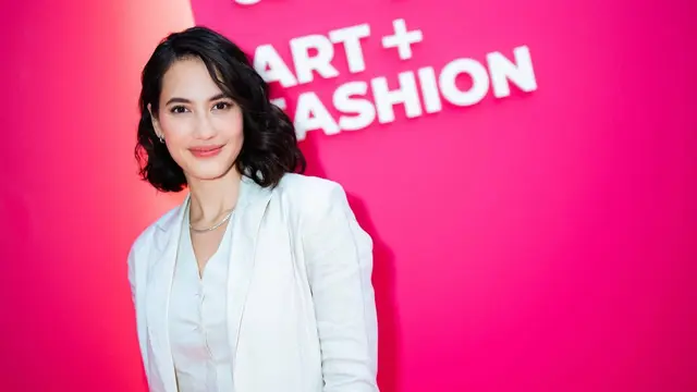 Gaya Pevita Pearce dengan Busana Monocrome Ini Makin Menawan