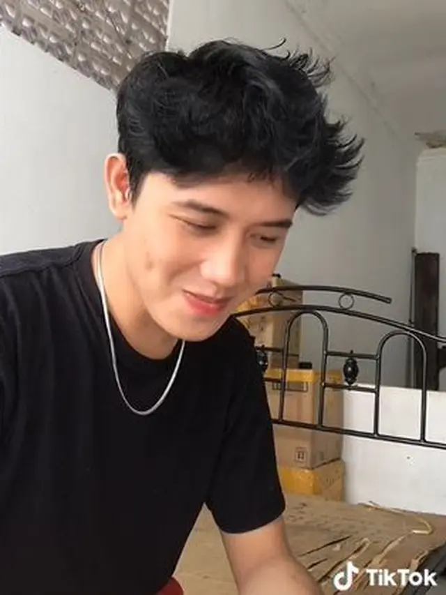 6 Potret Menawan Adi Alhasni, Seleb TikTok yang Disebut Mirip Kim Seon Ho