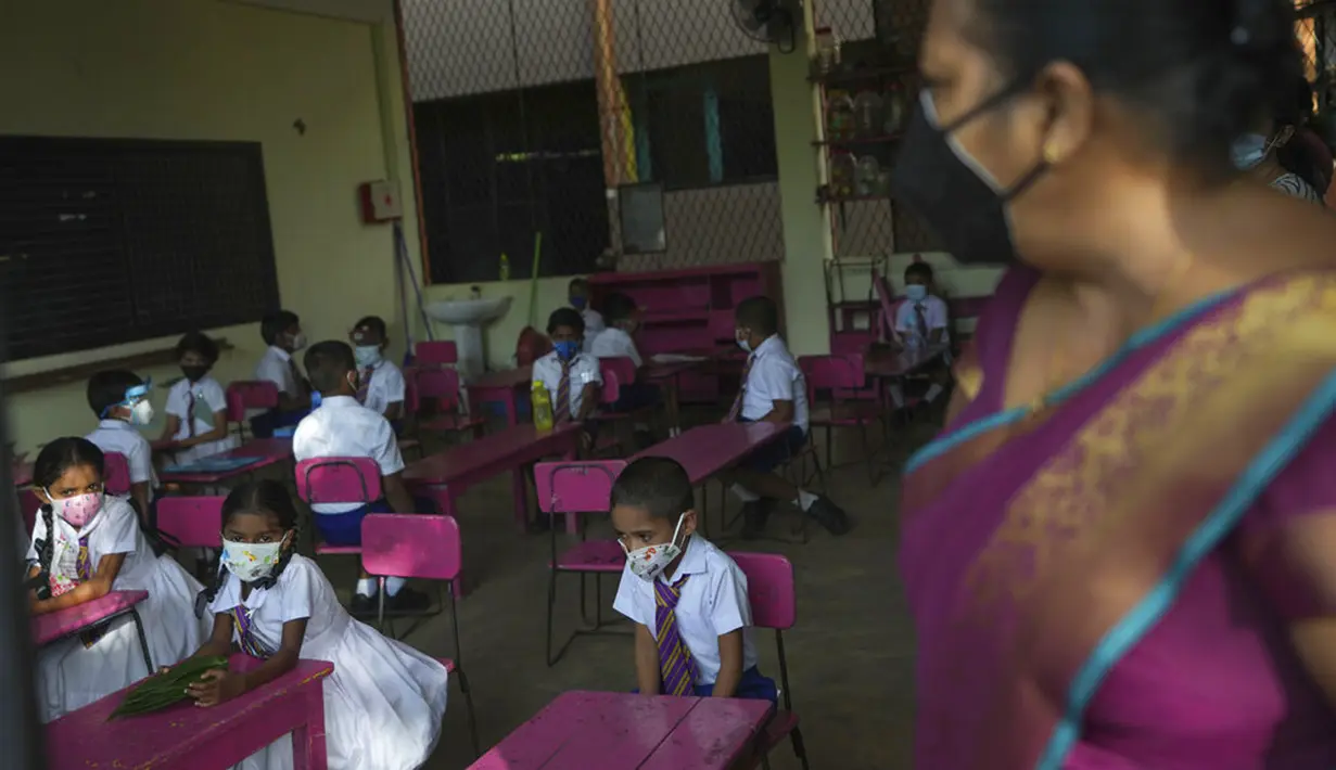 Seorang guru sekolah dasar mengajar di sebuah sekolah di Kolombo, Sri Lanka, 25 Oktober 2021. Sri Lanka memulai kembali semua sekolah dasar yang telah ditutup lebih dari enam bulan karena pandemi COVID-19. (AP Photo/Eranga Jayawardena)