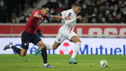 Penyerang Paris Saint-Germain (PSG) Kylian Mbappe berebut bola dengan bek Lille Jose Fonte dalam lanjutan Liga Prancis di Stadion Pierre-Mauroy, Senin (7/2/2022) dinihari WIB. PSG mengalahkan juara bertahan Lille dengan skor 5-1. (AP Photo/Michel Spingler)