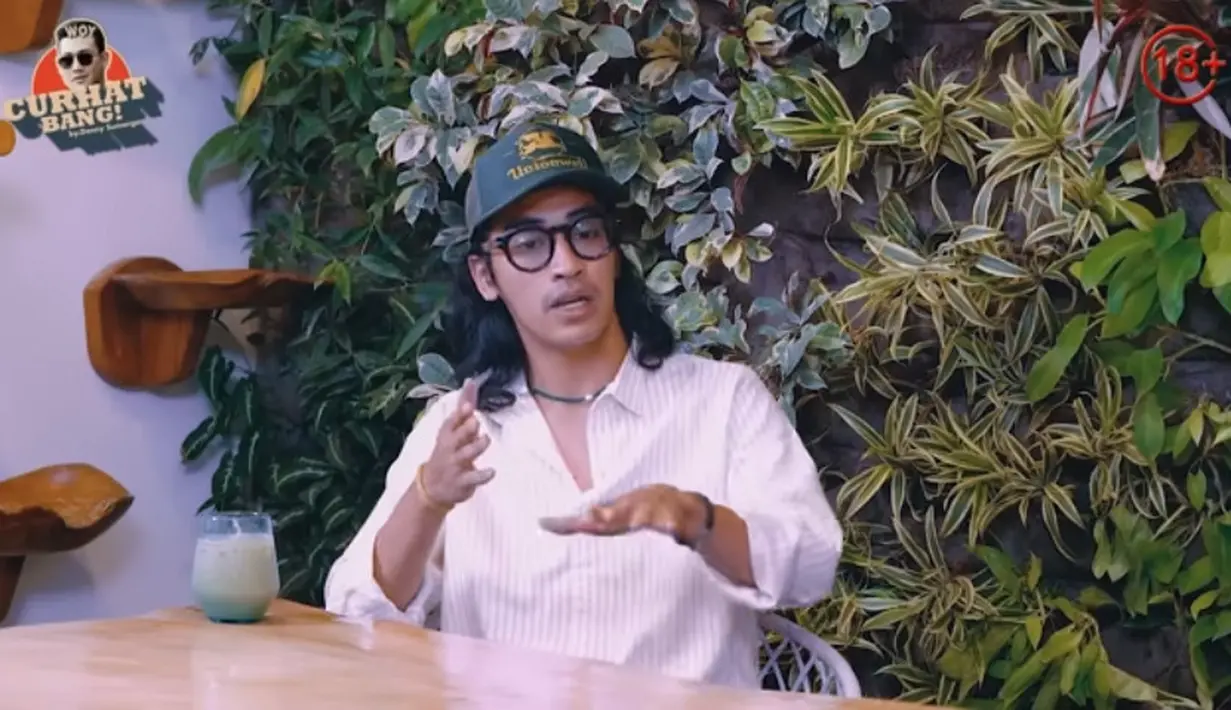 "Gua ngikutin jejak bokap. Tapi yang muda, versi Jefri Al Buchori bukan Uje (versi Ustaz)," ungkap Abidzar seperti dilasir dari kanal Youtube Denny Sumargo. [Youtube/CURHAT BANG Denny Sumargo]