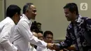 Kepala BNN Komjen Heru Winarko (tengah) bersalaman dengan anggota DPR saat mengikuti rapat kerja dengan Komisi III di Gedung Nusantara II, Jakarta, Kamis (21/11/2019). Rapat membahas rencana strategis BNN dan BNNP serta hasil pemeriksaan BPK semester I tahun 2019. (Liputan6.com/JohanTallo)