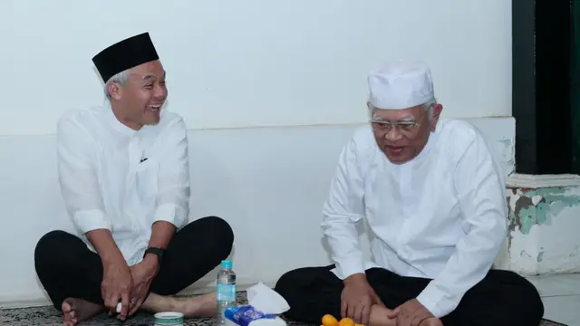 Calon Presiden Ganjar Pranowo sowan atau bersilaturahmi ke ke kediaman Tokoh Bangsa KH Mustofa Bisri atau Gus Mus
