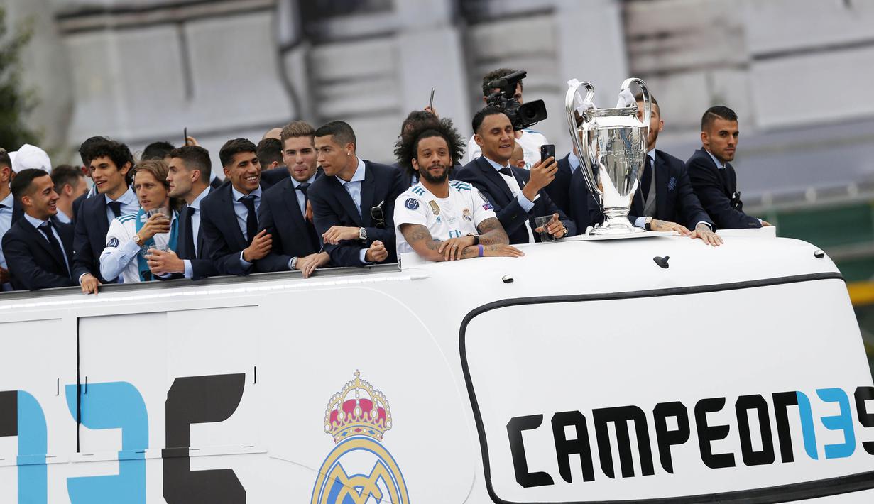 Para pemain Real Madrid menyapa fans saat merayakan kemenangan Liga Champions di Monumen Cibeles, Madrid, Minggu (27/5/2018). Real Madrid menggelar pawai kemenangan bersama fans usai menjuarai Liga Champions 2018. (AP/Francisco Seco)