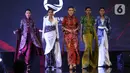 Model membawakan busana Batik Taliabu rancangan karya Eko Tjandra dalam Selaras Wastra saat  Cita & Cipta 2024 Liputan6 x Fimela di Shangrila Hotel, Jakarta, Rabu (31/7/2024). (Liputan6.com/Angga Yuniar)