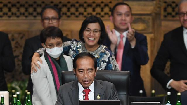 Menlu Retno Marsudi langsung berpelukan dengan Menkeu Sri Mulyani saat mendampingi Presiden Jokowi pada penutupan KTT G20, Rabu (16/11/2022). (Dok:Dokumentasi resmi G20).