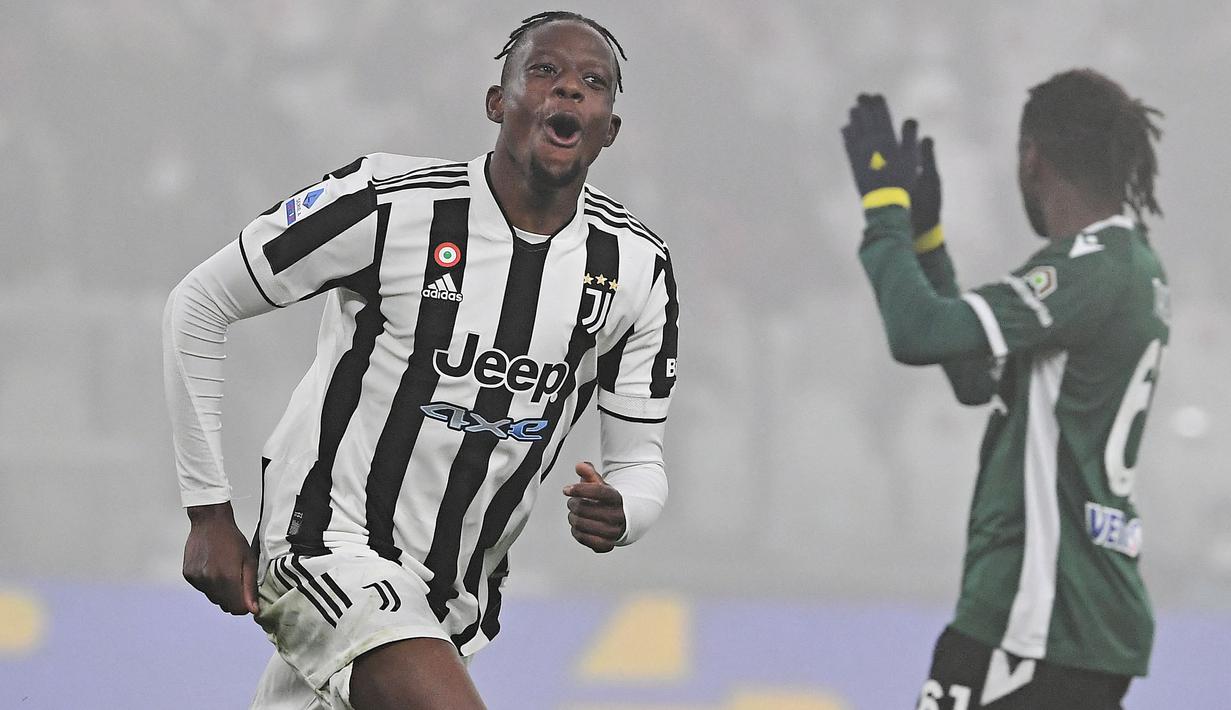 Rekan Vlahovic, Denis Zakaria yang sama-sama didatangkan pada bursa transfer Januari 2022 dari Monchengladbach, juga berhasil mencetak gol di laga debutnya. Ia langsung diturunkan sebagai starter dan sukses mencetak gol kedua saat mengalahkan Hellas Verona dengan skor 4-0. (AFP/Isabella Bonotto)