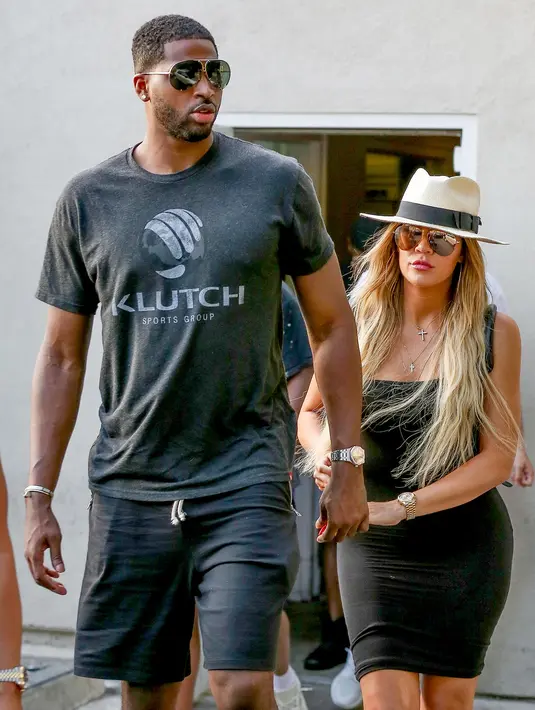 Sementara itu, Khloe dan Tristan masih belum angkat bicara mengenai skandal perselingkuhan itu. (USWeekly)